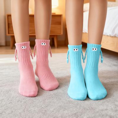 Magnetische Händchenhalt-Socken Lustige Crew-Socken mit 3D-Augen Dehnbare Interaktionssocken für Frauen Männer Teenager Paare Freunde Geschenke