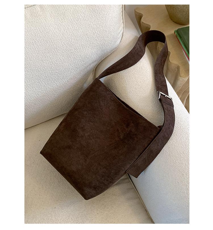 

Bag women s new popular large-capacity tote bag suede simple retro matte shoulder messenger commuter bag