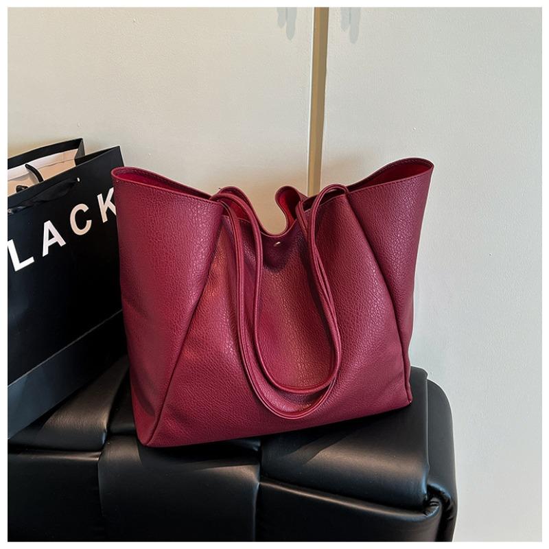 

Simple soft leather women s shoulder bag versatile solid color large capacity armpit bag travel storage bag красный