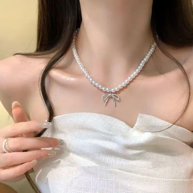Korean Pearl Necklace: High-End Silver Clavicle Chain with Niche Design, Perfect for Light Luxury and Sweater Pendants.