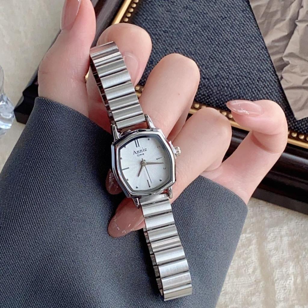 Schicke Quarz-Uhr mit unregelmäßigem Zifferblatt und goldenem Bambus-Stahlarmband für Studenten