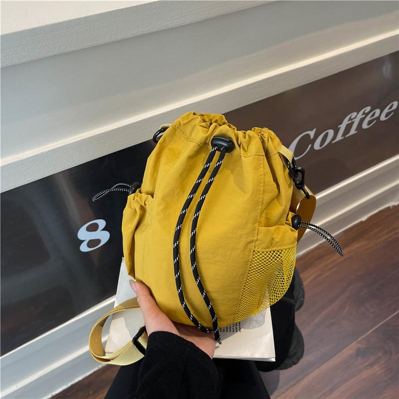 

Niche nylon cloth bag women s new lightweight and versatile messenger bag pumping belt bucket bag жёлтый