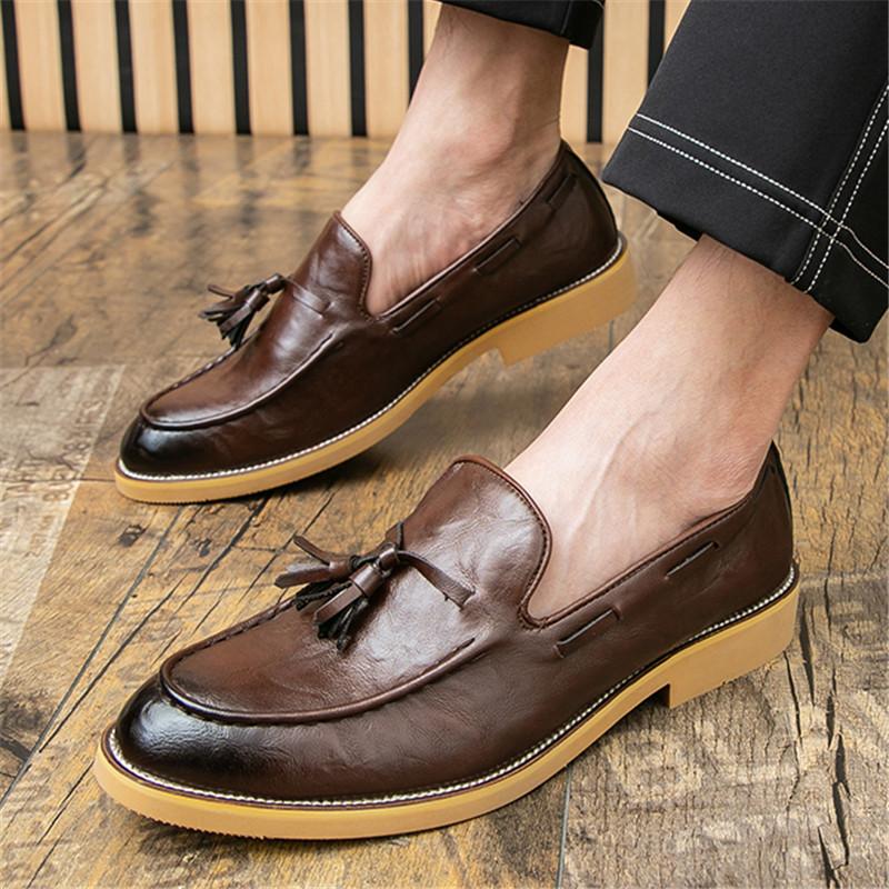 Luxus Designer Neue Herren Spitzschuhe Schwarz Braun Quasten Slipper Schuhe Für Herren Formelle Hochzeitskleidung Homecoming Zapatos Hombre