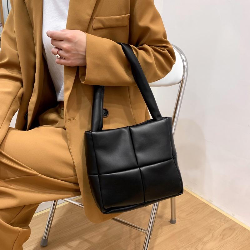 IELGY Женская простая модная клетчатая текстурированная сумка через плечо чёрный — фото 5