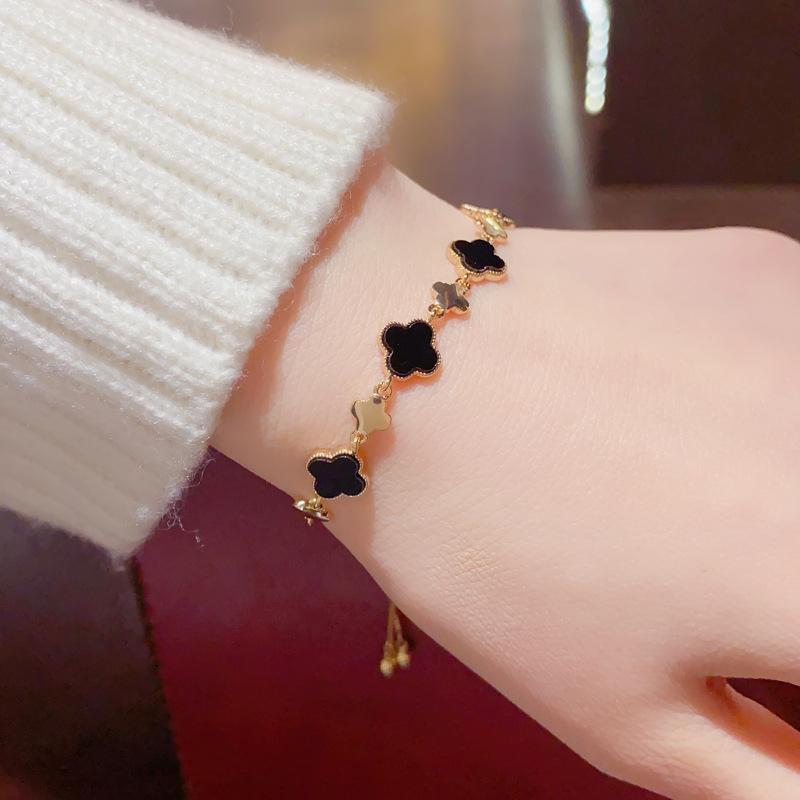 Modisches Temperament Leichter Luxus Vierblättriges Kleeblatt Armband Weibliche Internet-Berühmtheit Persönlichkeit Allround Klein Frisch Handschmuck