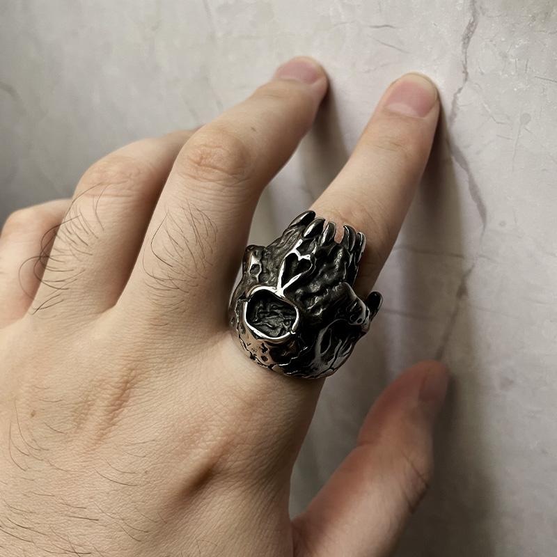 Bague en Métal Cyclope Crâne Antique Rétro pour Hommes Bague en Acier Inoxydable Punk Gothique Rock Hiphop Accessoires Bijoux Faits à la Main Cadeau
