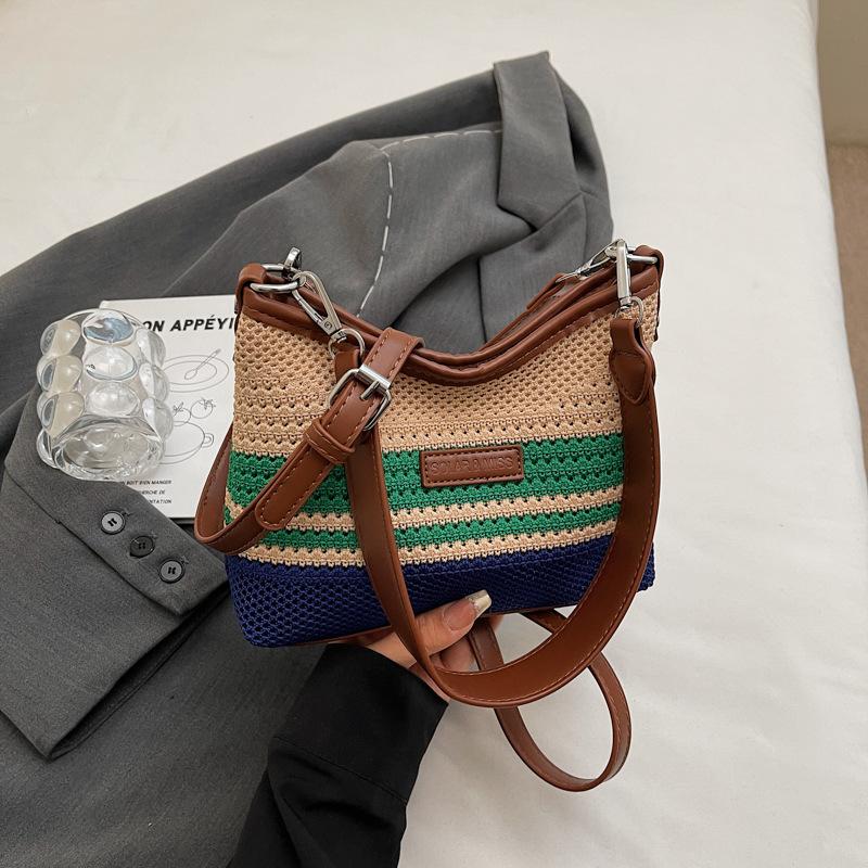 

Korean version contrasting color woven portable bucket bag women s 2025 summer new trend fashion high value single shoulder messenger bag