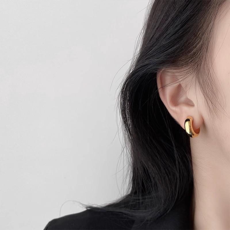 Luxe, hoogwaardige oorclip met muggenspiraal voor vrouwen - geen piercing nodig - trendy en elegant design uit 2022.