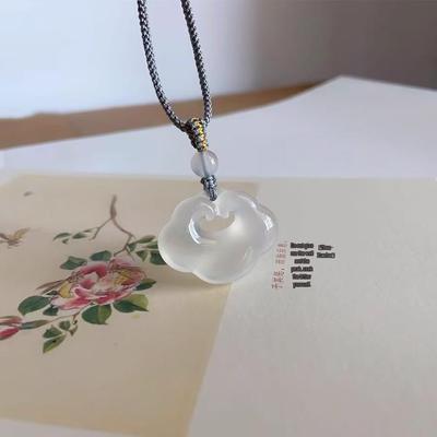 Ciondolo Nuvola di Calcedonio Ghiacciato: Giada Tianshan di Alta Qualità con Disegno di Fiori di Pesco