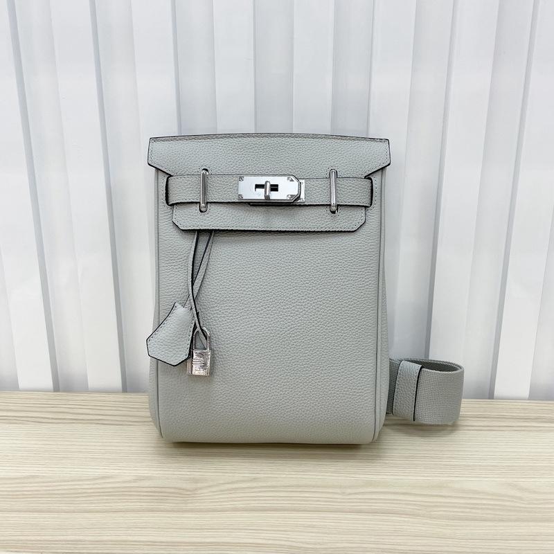 26 Neue erste Schicht Rindsleder Togo quadratische Schlüsselloch Brusttasche Unisex Leder Bauchtasche schräg über Körper tragbare Umhängetasche modisch Rücken