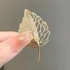 Elegante goldfarbene hohle Strass-Blätter-Brosche, glänzende Zirkonia-Damenbroschen, Metall-Anstecknadeln, Party-Abzeichen, Schmuckgeschenke