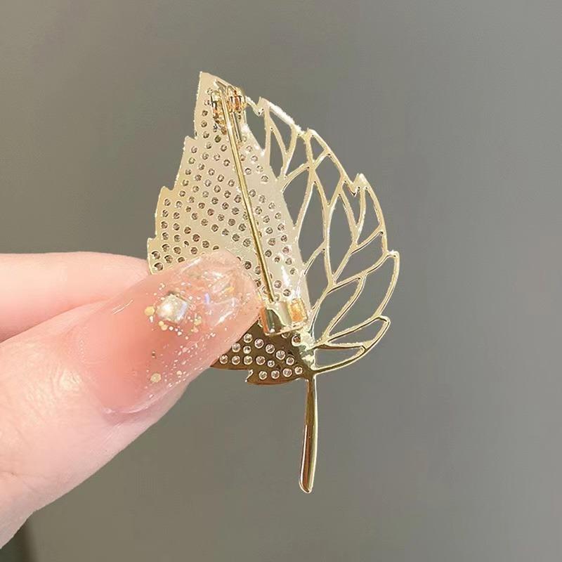 Elegante goldfarbene hohle Strass-Blätter-Brosche, glänzende Zirkonia-Damenbroschen, Metall-Anstecknadeln, Party-Abzeichen, Schmuckgeschenke