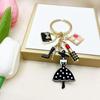 Japanskt & Koreansk Mode: Liten Svart Klänning Nyckelring Hänge - Stilfull Väskprydnad