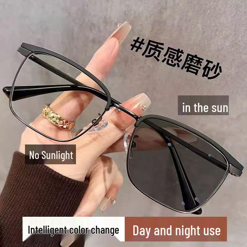 Unisex Retro Photochromic Myopia Glasses with Anti-Blue Light Eyebrow Frame.