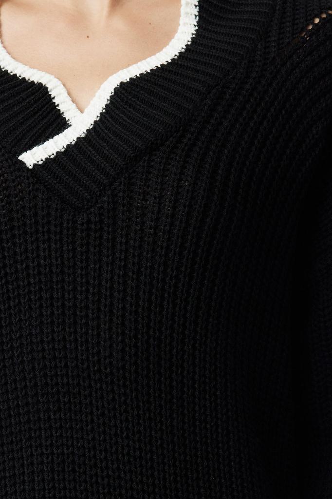Women's Fashionable Stylish Sweater Black Wide Fit Color Blocked Knitwear Sweater