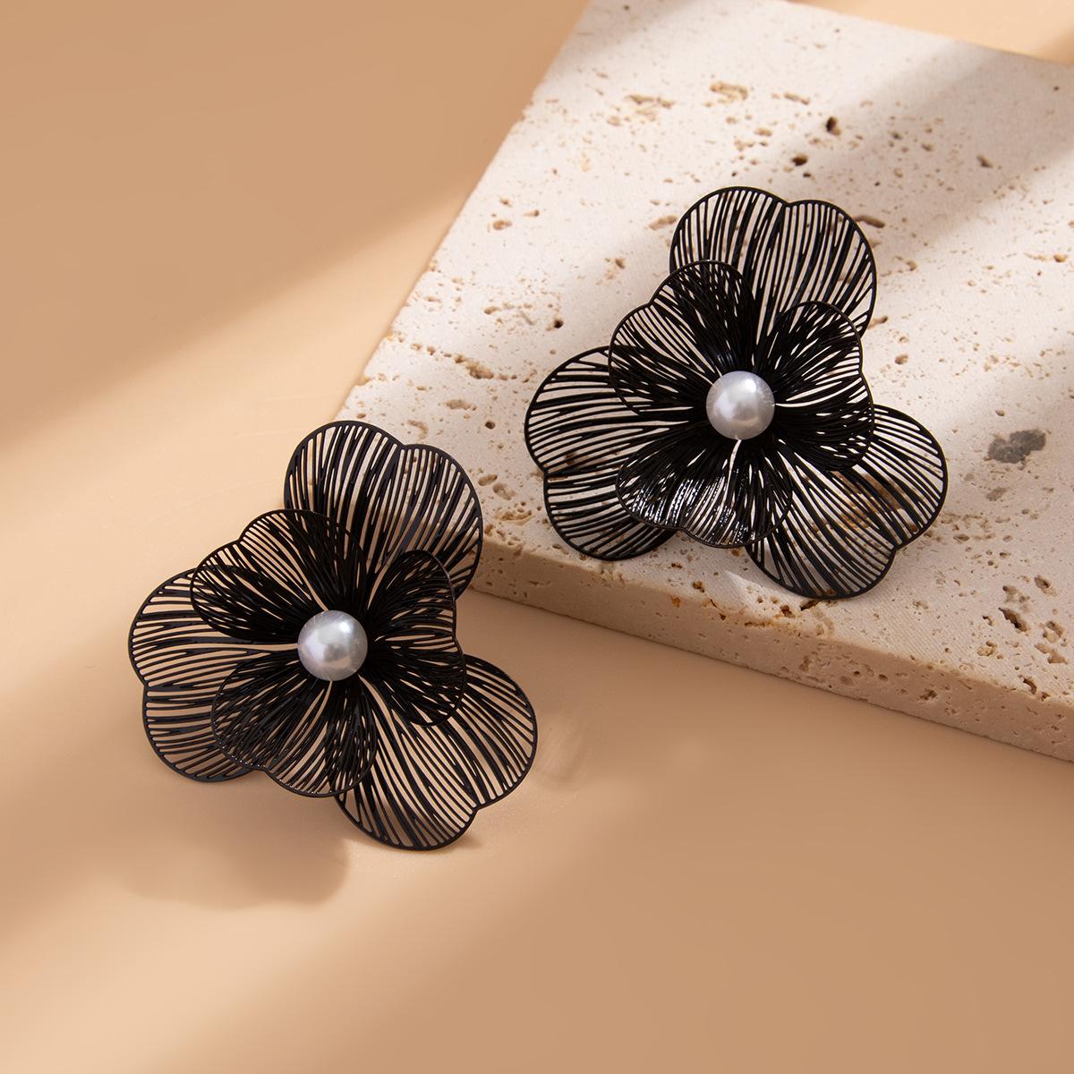 

Fresh and sweet flower imitation pearl earrings, fashionable temperament pastoral design sense exaggerated stud earrings
