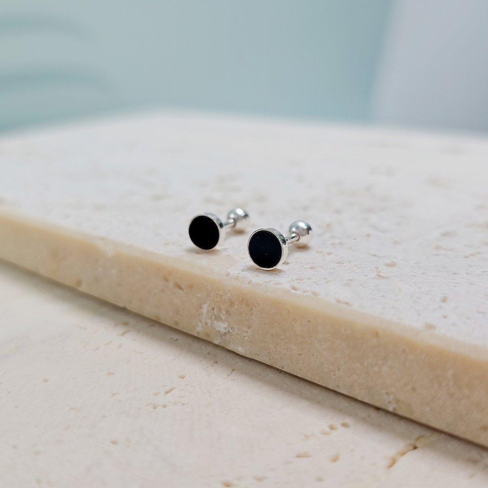 Silver small onyx piercing