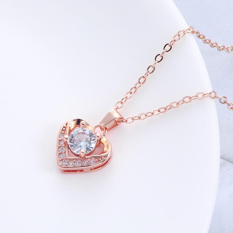 Europäischer und Amerikanischer Stil Vergoldetes Pfirsichherz Schmuckset: Kupfer-Mikro-Inlay Zirkon Ohrringe, Halskette und Ring.