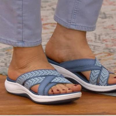 Große Sandalen mit dicker Unterseite und Kreuzmuster für den Sommer, neue flache Sandalen aus fliegendem Stoff mit weicher Sohle