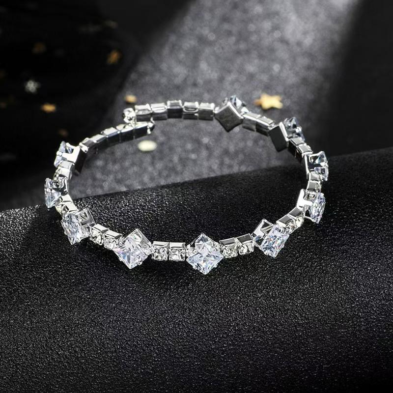 2025 Luxusný náramok so zirkónmi a diamantmi: Elegantný a jedinečný dizajn
