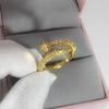 Anello aperto regolabile geometrico pavimentato in zirconi, trendy e di lusso