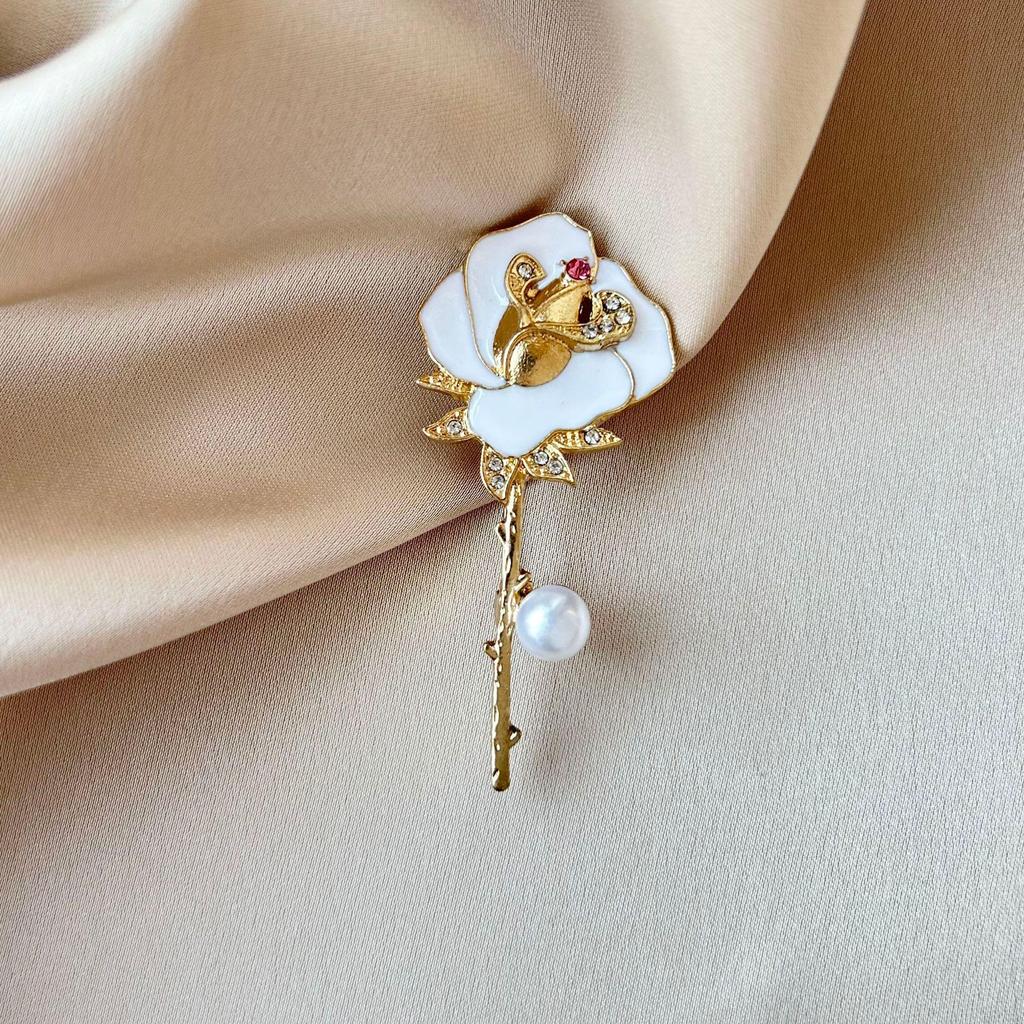 Elegante Schmetterlingsbrosche mit Perle – Damen-Modeschmuck-Anstecknadel von hoher Qualität