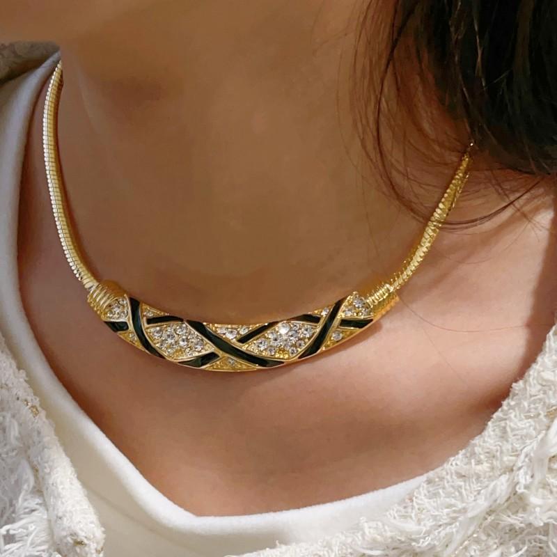 "Atmospheric Diamond-encrusted Curved Necklace, Personalized Enamel Dripping Earrings, Vintage Black Femme Fatale Jewelry Set"