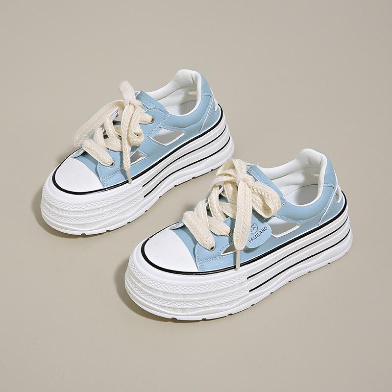 Ein Paar Schnürsenkel-Erhöhungsschuhe 2025 Frühling neu Retro-Stil Schnürsenkel neue Perlen-Plateauschuhe Halbslipper Designgefühl Mode