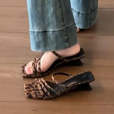 Mode Leopard Damen Hausschuhe Mittelhohe Absätze Sommerschuhe 2024 Designer Strandkleid Flip Flops Gehen Neu Lässige Pumps Gemütliche Damen Pantoletten
