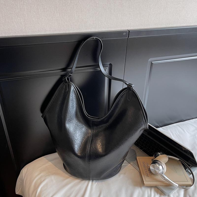 

Today s popular bags, new summer texture niche shoulder bags, versatile messenger bucket bags чорний