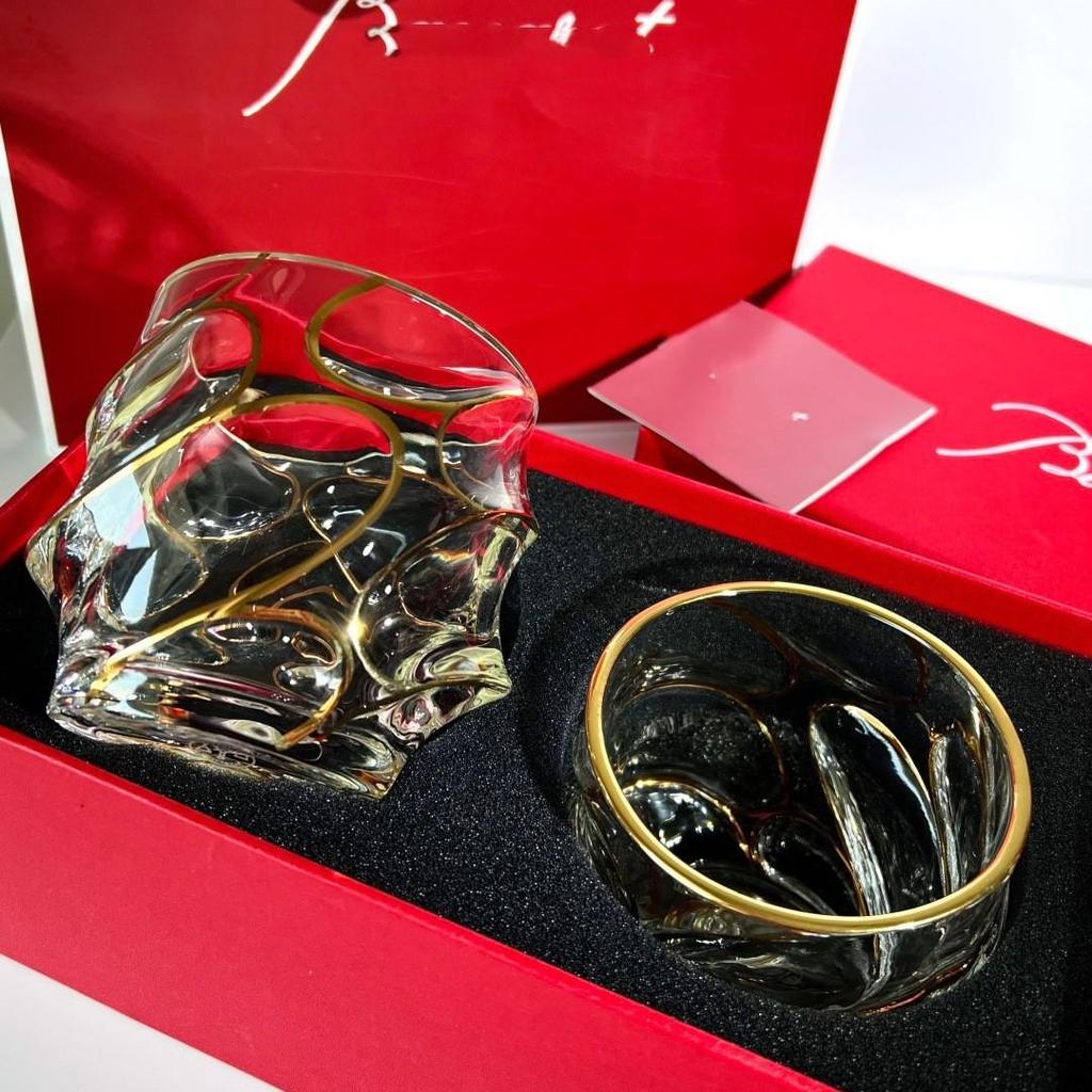 Sada dvou sklenic na whisky Baccarat Crystal s vlnitým řezem - Ideální vánoční dárek pro páry.