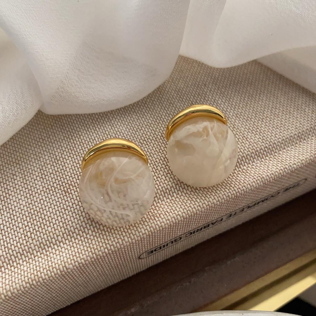 French Retro Irregular Geometric Temperament Stud Earrings Premium Retro Design Resin Commuter Earrings