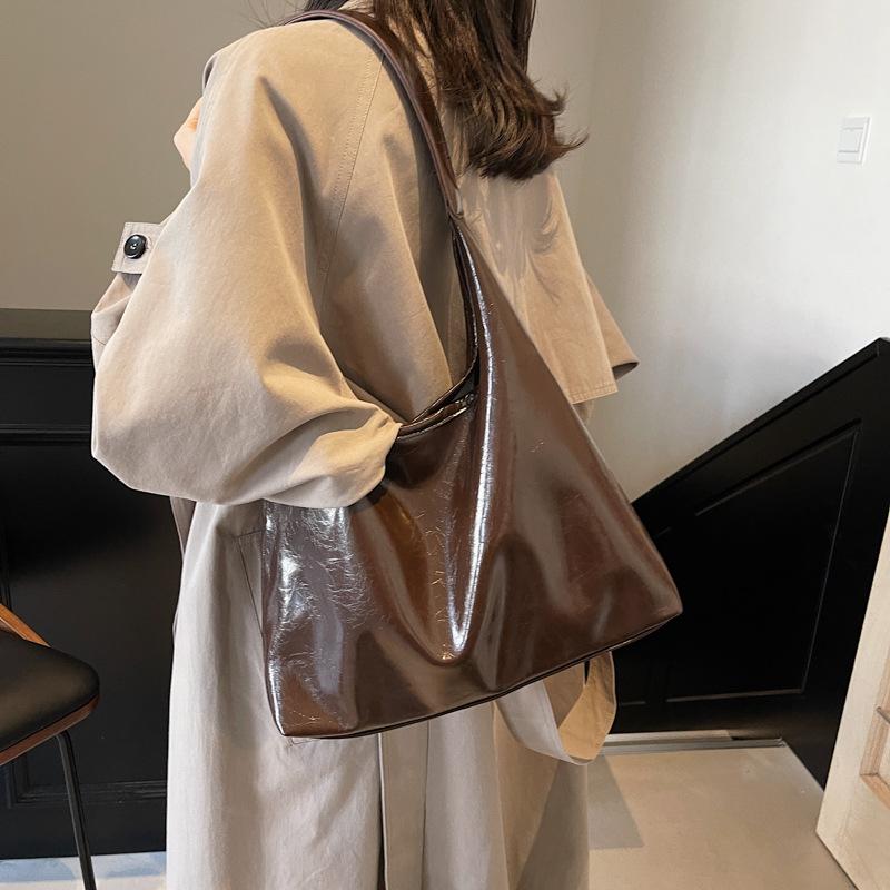 

Новая повседневная большая сумка из мягкой кожи, текстура, простая сумка на плечо/подмышку для поездок на работу, универсальная сумка-тоут для выхода в свет, женская сумка 34*11*33 темно-коричневого