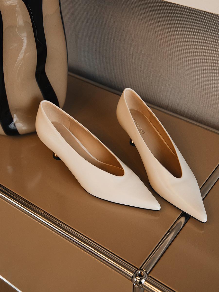 

2024 early spring new models, pointed head deep V kitten heel single shoes patent leather, short heel women s shoes black matte black patent leather 40 білий