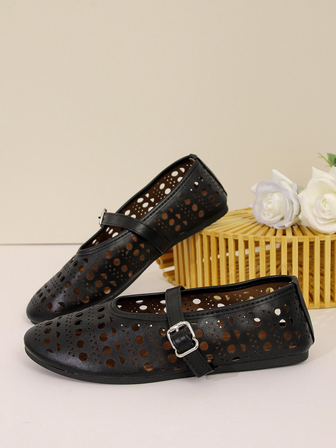 

Foreign trade large size shallow mouth one-word buckle belt hollow round head flat shoes ballet shoes Korean version small leather shoes spot 43