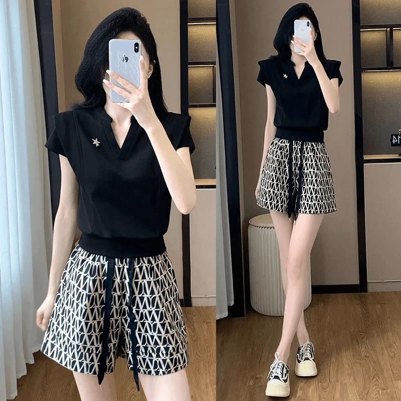 

Trendy Summer Women s Two-Piece Set: Short Sleeve & Shorts, Breathable & Flattering L [Recommended 101-115 lbs]