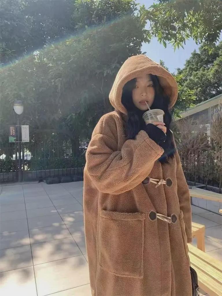 Dámský vlněný bavlněný kabát nad koleno s kapucí a přezkou z jehněčí kůže