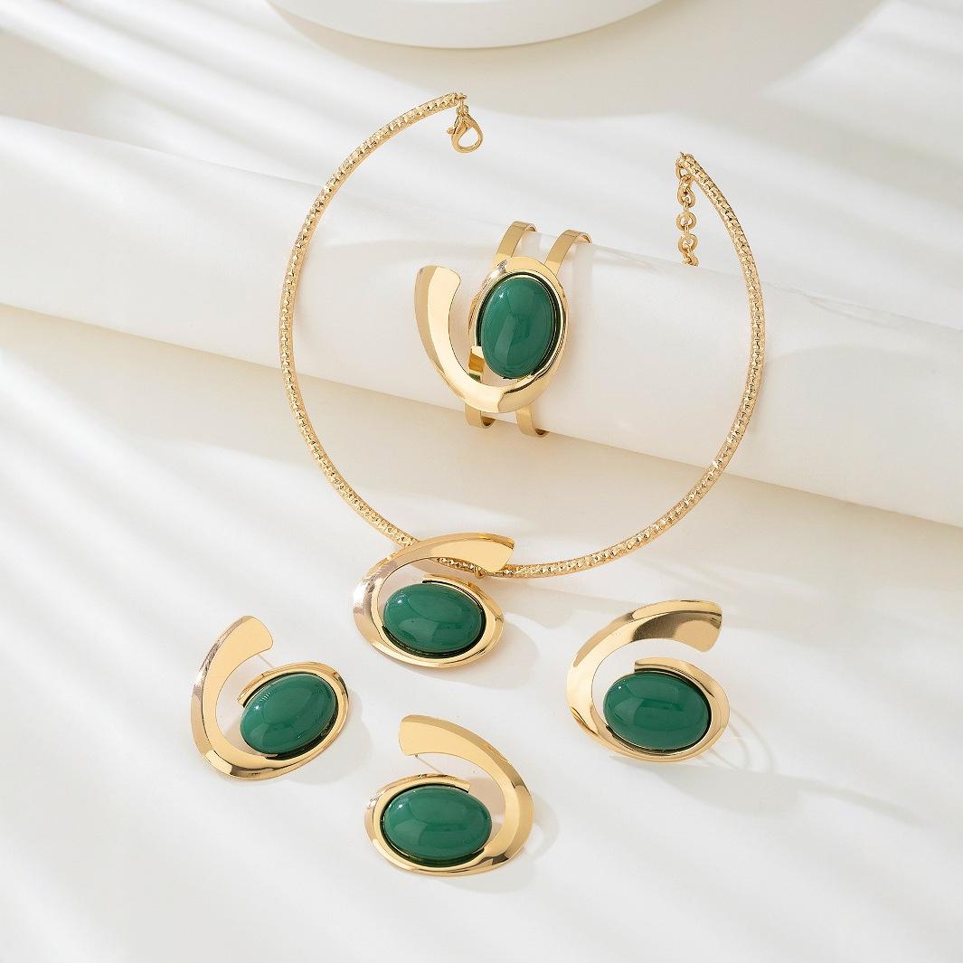 

Спиральный преувеличенный комплект из ожерелья, сережек, браслета и кольца зелёный