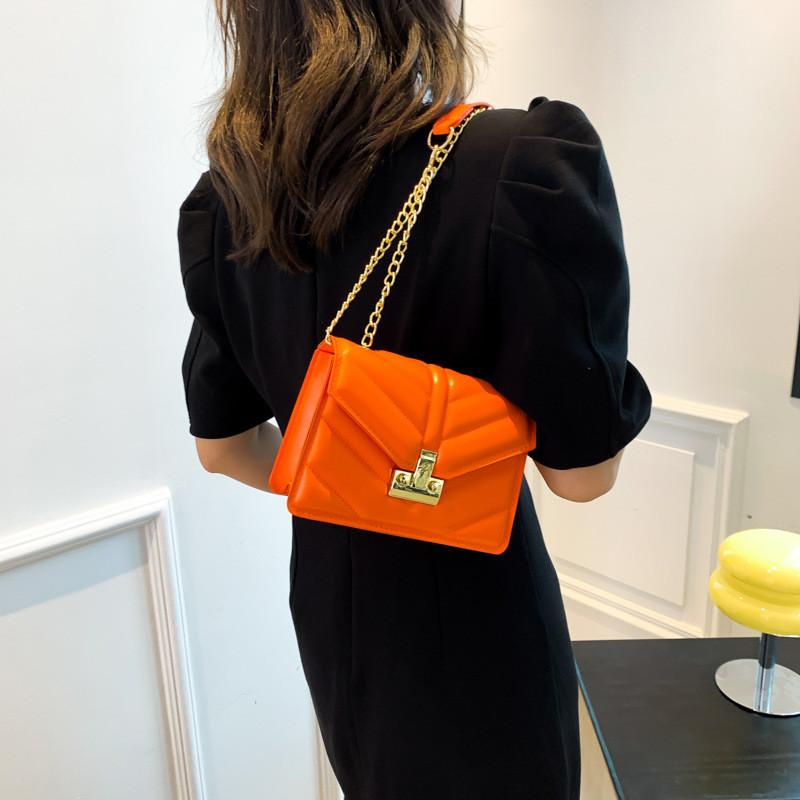 Fashionable Casual Retro Small Square Handbag With Stylish Chain Strap Design