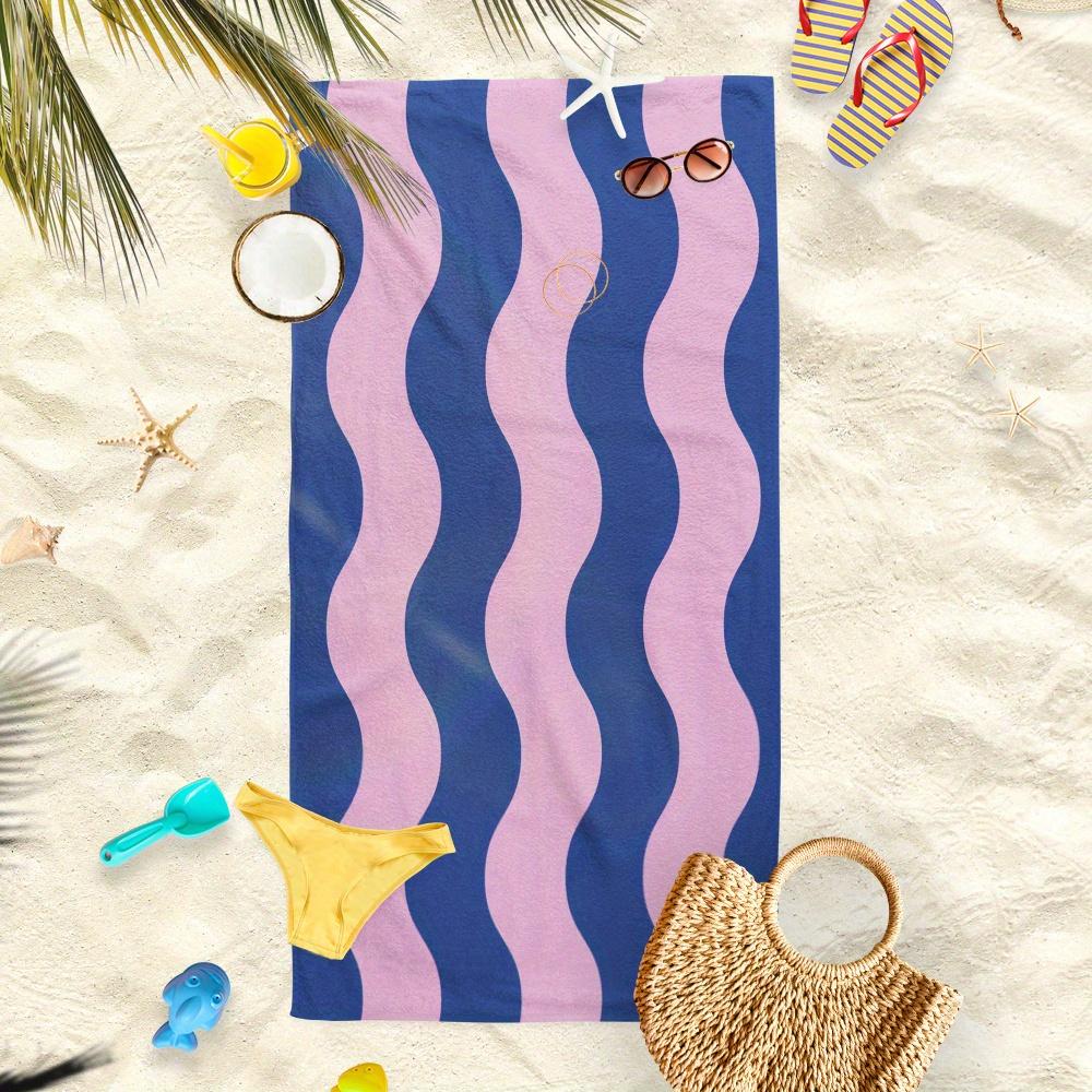 Un Telo da Spiaggia in Microfibra con un Trendy Design Ondulato Blu e Rosa, Perfetto per il Divertimento Estivo. È Sia Elegante Che Assorbente