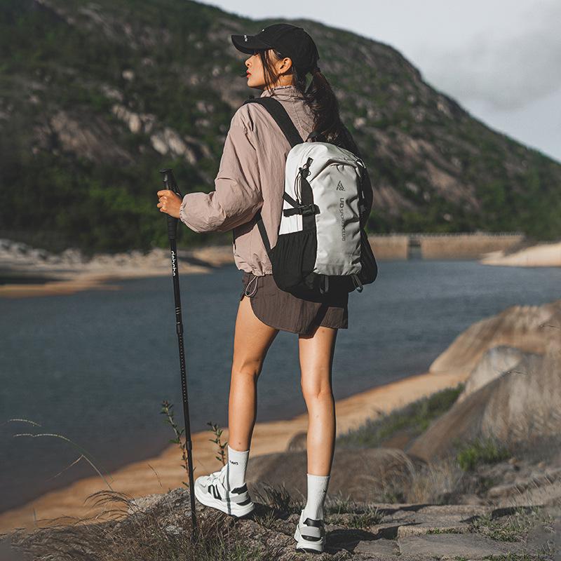 

Lightweight, Large-Capacity Waterproof Hiking & Travel Backpack 20-35L чёрный/белый