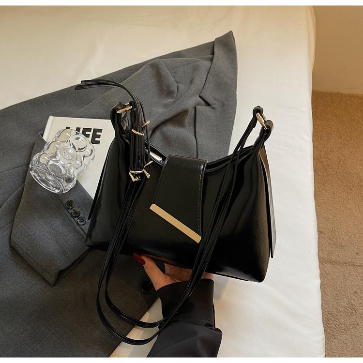 Women Summer Glossy PU Delicate Crossbody Bag High Grade Buckle Zipper One Shoulder Bags Versatile Commute Underarm Packs