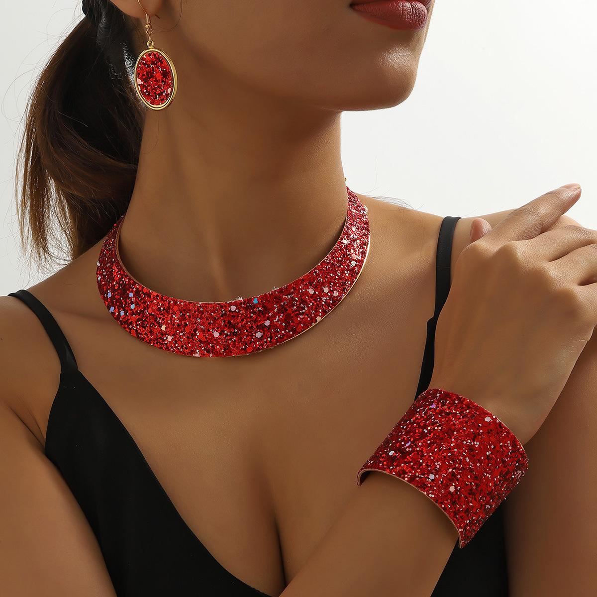 

Модные украшения для женщин красный