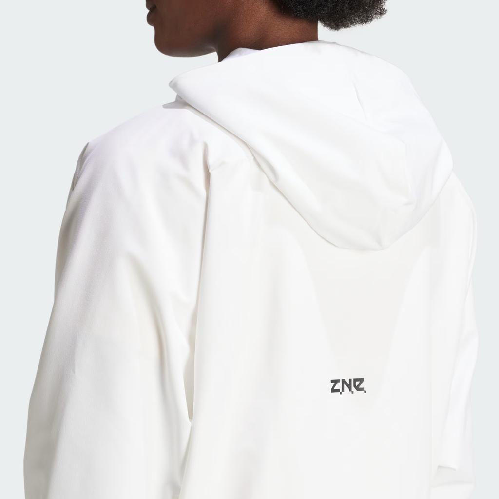Adidas ZNE. Dámská tkaná mikina s kapucí na zip a monochromatickým logem bílá IN9483