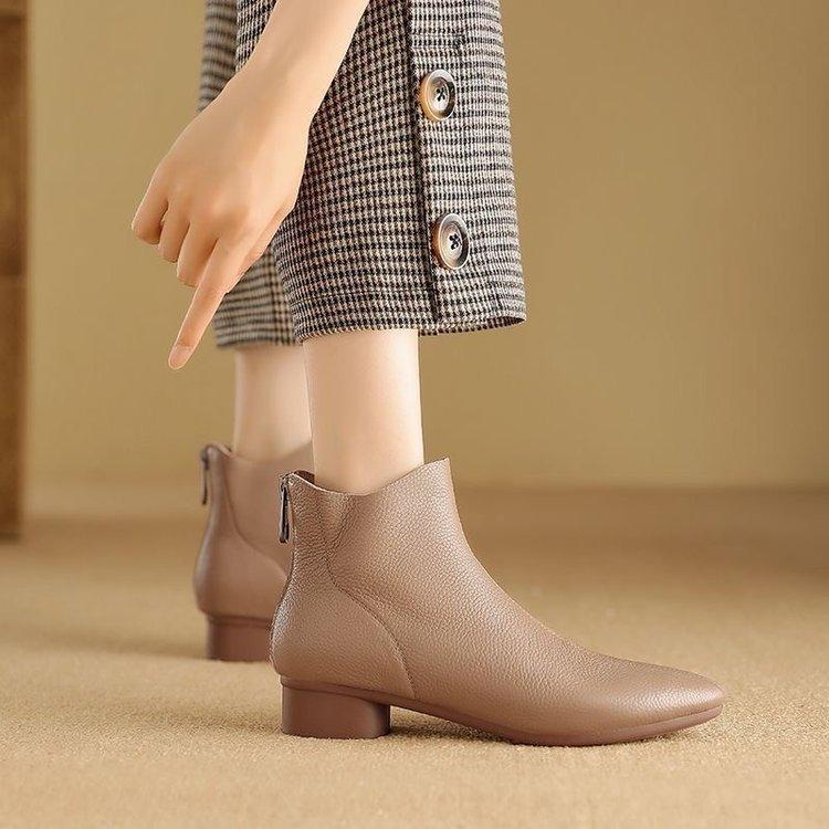 2025 neue Herbst- und Winter-Nacktstiefel aus weichem Leder mit spitzer Zehenpartie, niedrigem, dickem Absatz, Einzelstiefel, weiches Leder, französischer Retro-Samt, kurze Baumwollstiefel für Damen