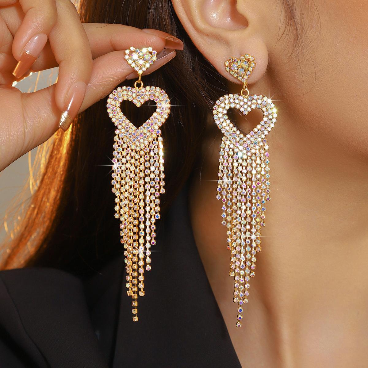 

Нежные длинные серьги-кисточки с сердечками