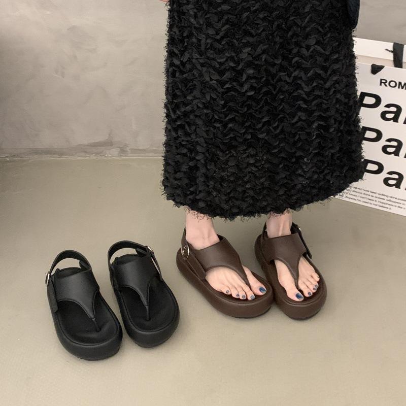 Plateausandalen mit Zehensteg für Damen, Sommer 2025, neue Modelle mit Röcken, vielseitige Retro-Gürtelschnalle, römische Strandschuhe