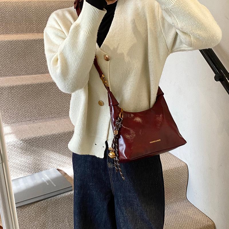 2025 Retro-Knödeltasche aus weichem Leder: Modische Umhängetasche für Damen im Herbststil.