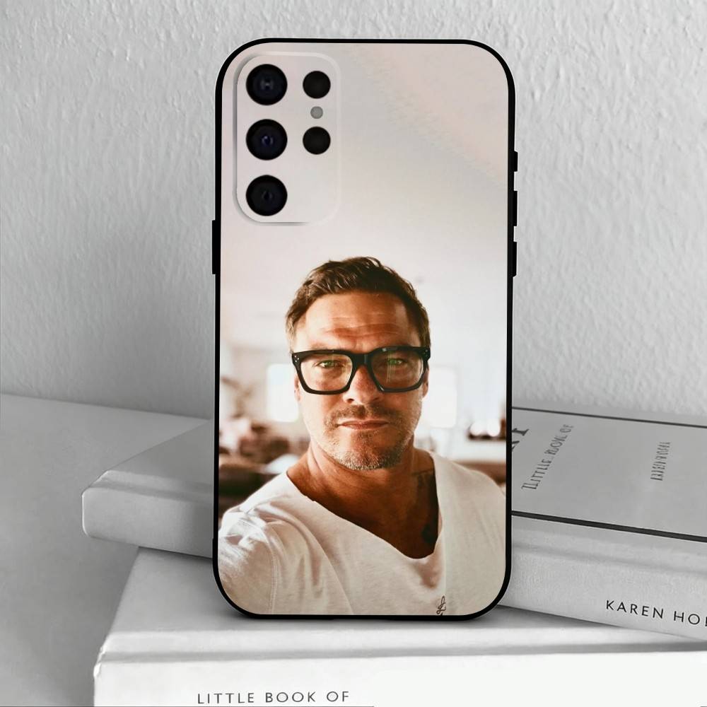Alan Ritchson Actor  Phone Case For Samsung S25,24,23,22,30,21,10,9,Ultra,Plus,Lite,FE,4,5 G Soft Black Case