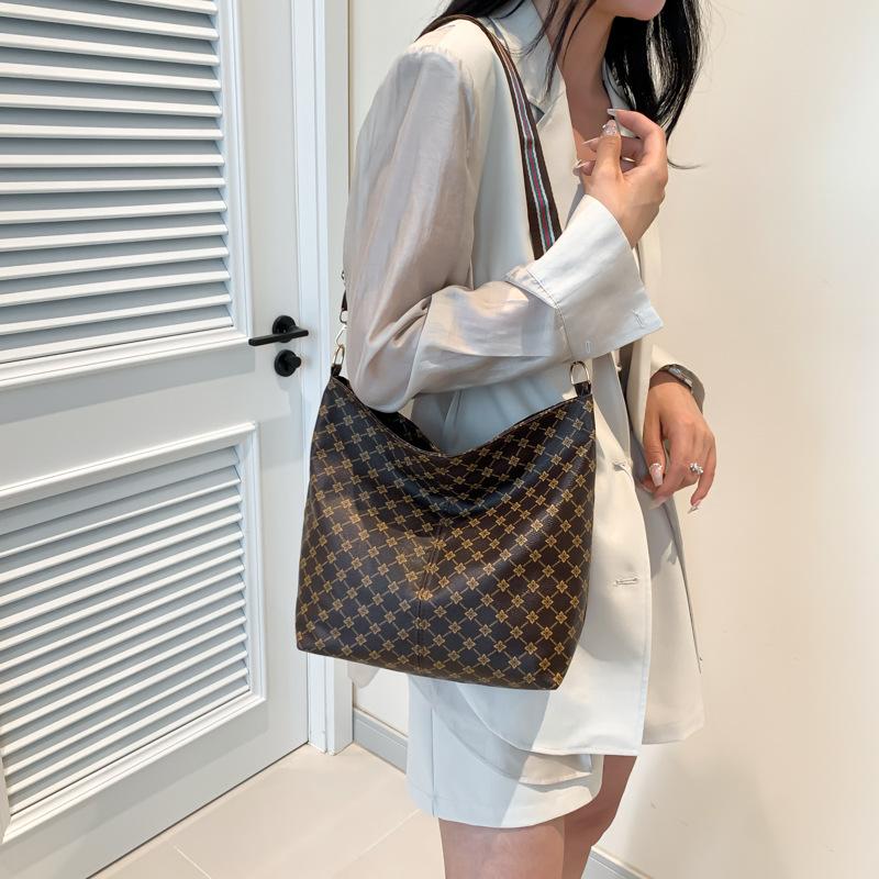 Retro and Beautiful Shoulder Bag Large Capacity Summer New Fashionable Casual Simple Fashionable Hand Bucket Bag